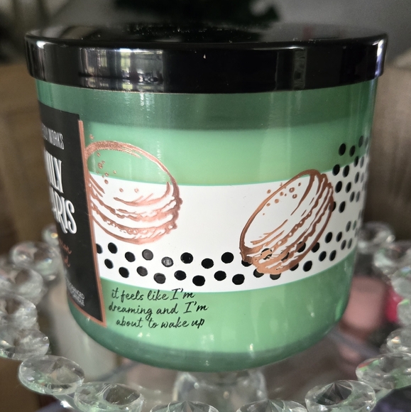 Bath & Body Works Emily in Paris Macaron Cloud Candle - Picture 2 of 8